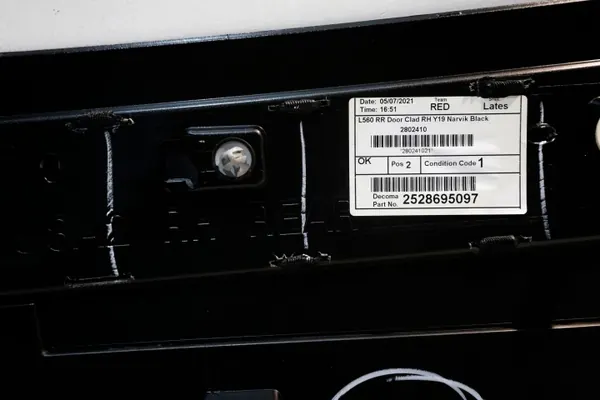 OEM J8A2-274A48-B Höger Bakdörrlist image 4