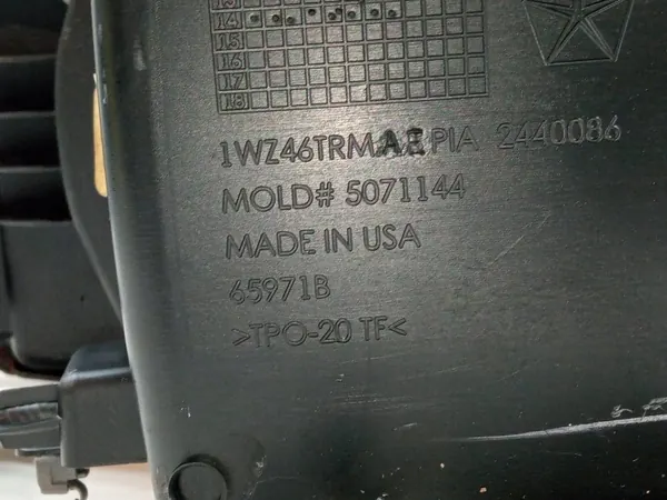 Reposabrazos central OEM 1WZ46TRMAEPIA piel marrón Jeep image 9