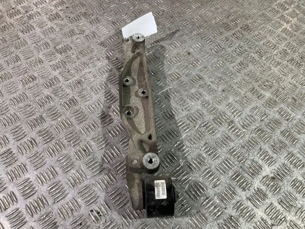 Mittväggsfäste Volvo XC90 2017 OEM 31437941 image 2