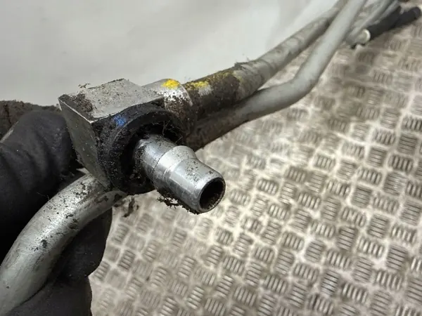 Conduit refroidisseur d'huile Chevrolet Camaro OEM 84894912 image 6