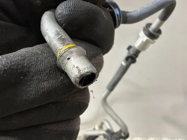 Conduit refroidisseur d'huile Chevrolet Camaro OEM 84894912 image 8