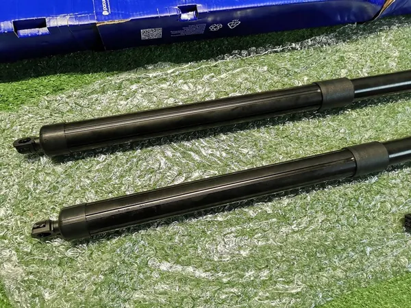 XC60 II 17-25 Baklucka Gasdämpare Vänster Höger 32384407 image 2