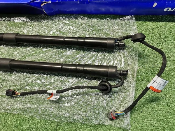 XC60 II 17-25 Baklucka Gasdämpare Vänster Höger 32384407 image 3