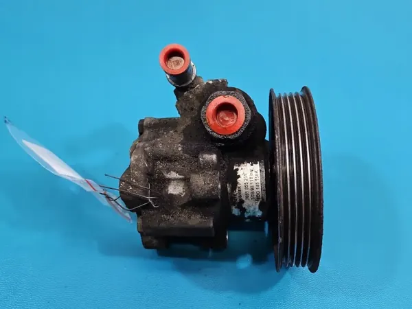 Ohjaustehostimen pumppu VW Passat B5 1.9 TDI OEM 8D0145156K image 3