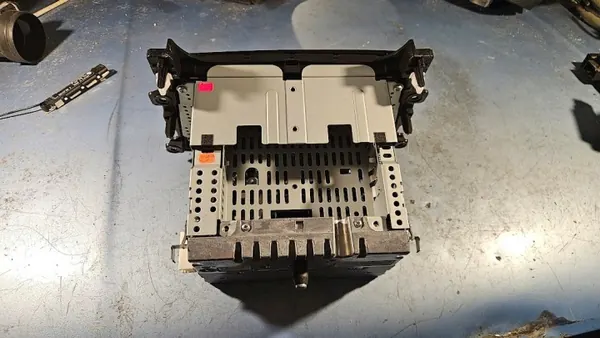 Mazda OEM 07E1B1638097 6-Disc In-Dash Radio MP3 image 5