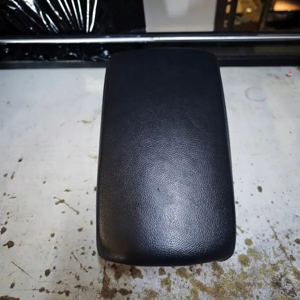 Audi A6 C6 Armsteun OEM czesci_239_22 Leer image 3