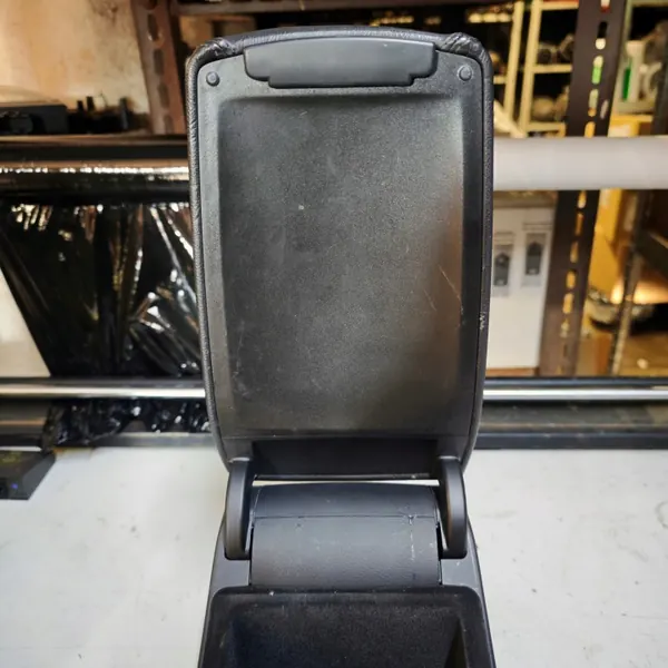 Audi A6 C6 Armsteun OEM czesci_239_22 Leer image 6