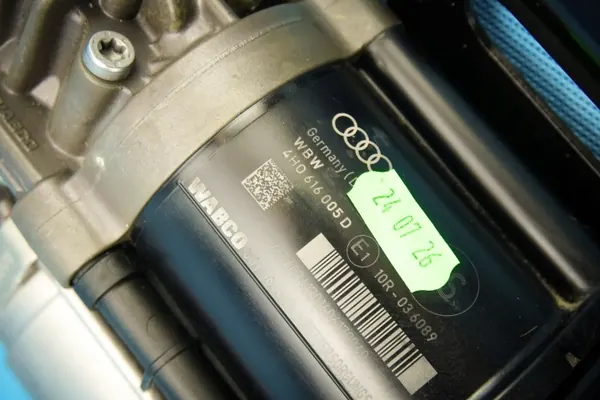Audi A8 S8 Jousituskompressori OEM 4H0616005D image 4
