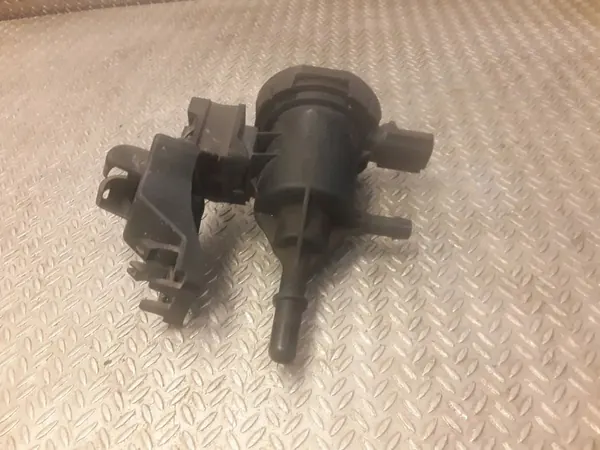 Mercedes-Benz C W205 Vakuumventil / Turbo Solenoid image 2