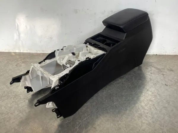 Mitsubishi Outlander IV console armsteun OEM FOB46894 image 2