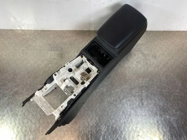 Mitsubishi Outlander IV console armsteun OEM FOB46894 image 3