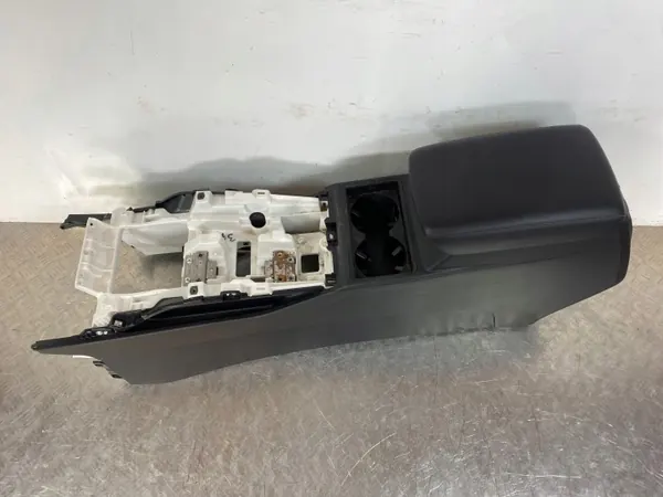 Mitsubishi Outlander IV console armsteun OEM FOB46894 image 7