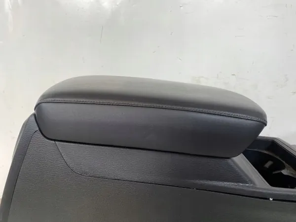 Mitsubishi Outlander IV console armsteun OEM FOB46894 image 9