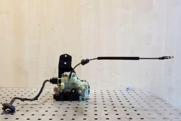 Höger framdörrslås VW GOLF IV VARIANT 6X1837014C image 2