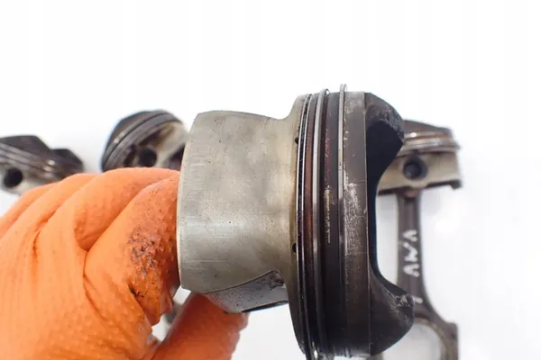 VW AUDI A3 8P 2.0 FSI Kolv + Stång 06D107065 image 10