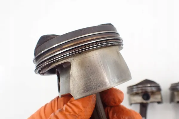 VW AUDI A3 8P 2.0 FSI Kolv + Stång 06D107065 image 2