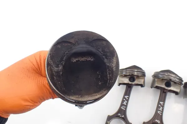 VW AUDI A3 8P 2.0 FSI Kolv + Stång 06D107065 image 3