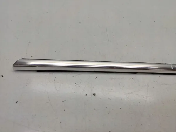 BMW 7 E32 Takaikkunan tiiviste OEM AAA6628 Käytetty image 3