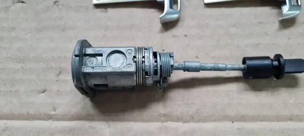 OEM 4M8837167 Insert de Serrure Porte Avant Audi SQ8 image 5