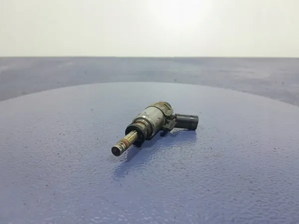 Iniettore carburante VW Passat B8 2.0 TFSI 06A906036G image 2