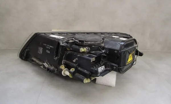 Farol direito VW Touareg I Xenon 02-06 image 2