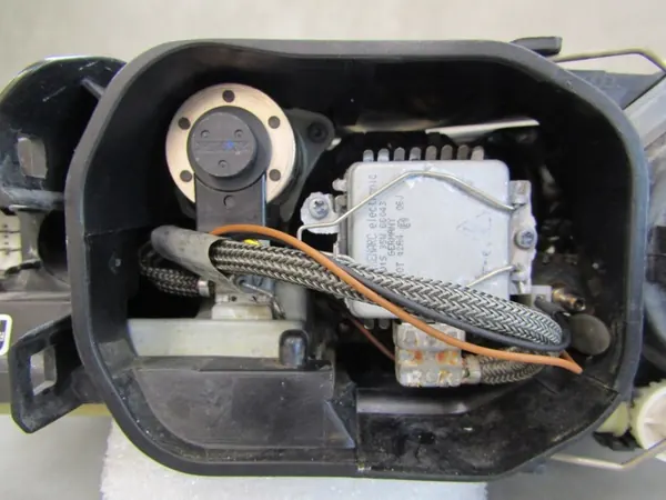 Farol direito VW Touareg I Xenon 02-06 image 7