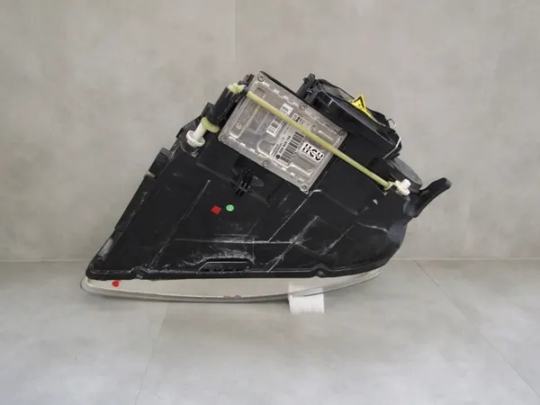 Farol direito VW Touareg I Xenon 02-06 image 8