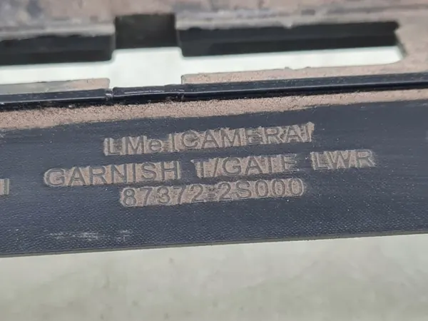 Moldura Câmera Hyundai IX35 OEM 873722S000 - Usado image 3