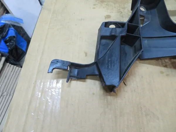 BMW OE 51657157989 supporto parafango image 7