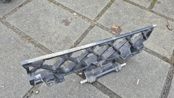 Mercedes Actros MP4/MP5 jäähdyttimen askelma OEM A9608831801 image 3
