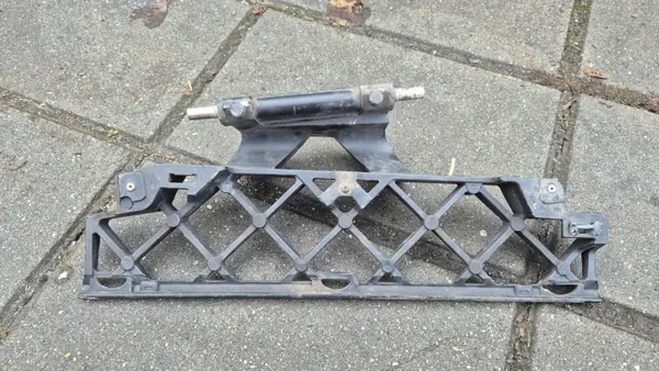 Mercedes Actros MP4/MP5 jäähdyttimen askelma OEM A9608831801 image 4