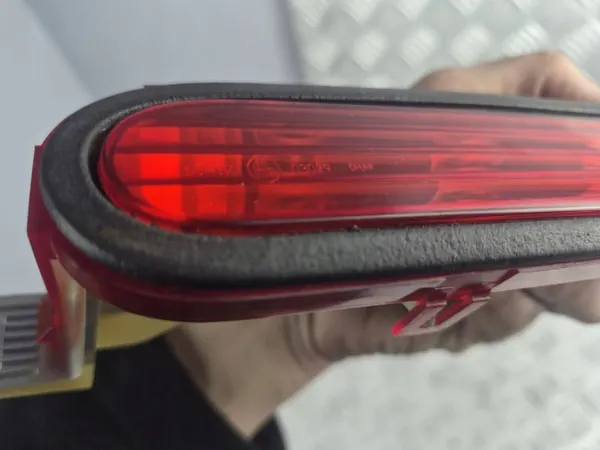 Toyota OEM 815700F011 Derde remlicht - Gebruikt image 3