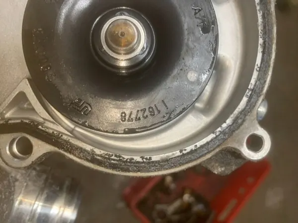 Bomba de agua OEM 162778 para BMW X5 E53 - Usada image 9