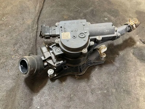 Mazda termostaatin kotelo OEM F62266604 Käytetty image 2