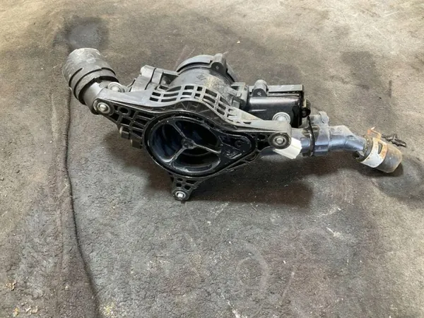 Mazda termostaatin kotelo OEM F62266604 Käytetty image 3