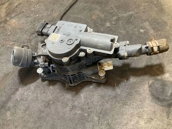 Mazda termostaatin kotelo OEM F62266604 Käytetty image 4