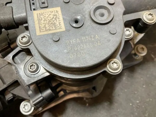 Mazda termostaatin kotelo OEM F62266604 Käytetty image 5