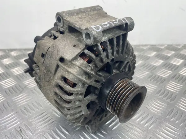 Mercedes C220 CDI W204 Vaihtovirtageneraattori A0009060401 image 2