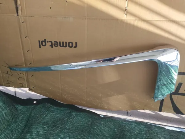 OEM 6407A422 Upper Right Chrome Bumper Trim image 2
