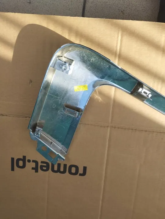 OEM 6407A422 Upper Right Chrome Bumper Trim image 3