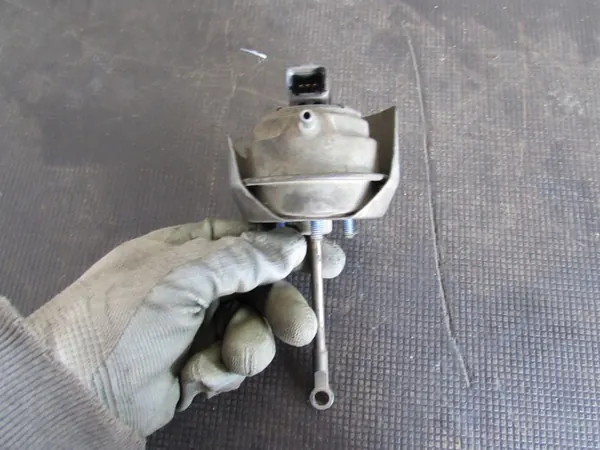 Atuador de turbocompressor Ford Mondeo MK4 2.0 TDCI 07-10 image 4