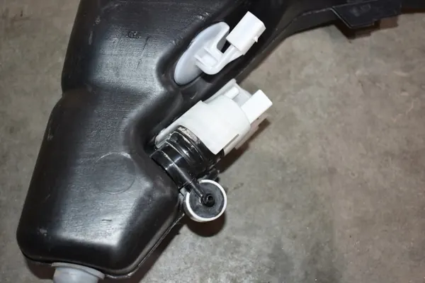 Spolarbehållare OEM A1678605700 för Mercedes X167 image 3