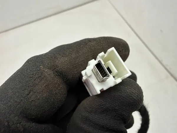 Ford USB-aansluiting OEM LJ6T14G671BA - Gebruikt image 5