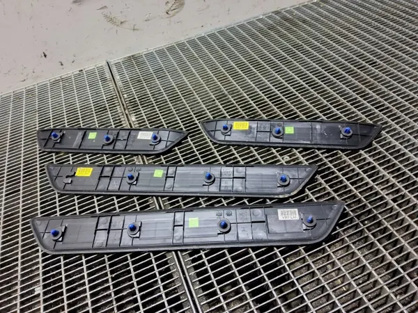 Hyundai i40 framdörrströskelskydd OEM 858733Z000 image 5