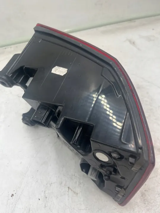 Luz trasera derecha Audi A6 C7 image 7
