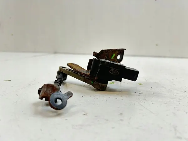 Sensor de nível de suspensão pneumática dianteira AH323C097AC image 3