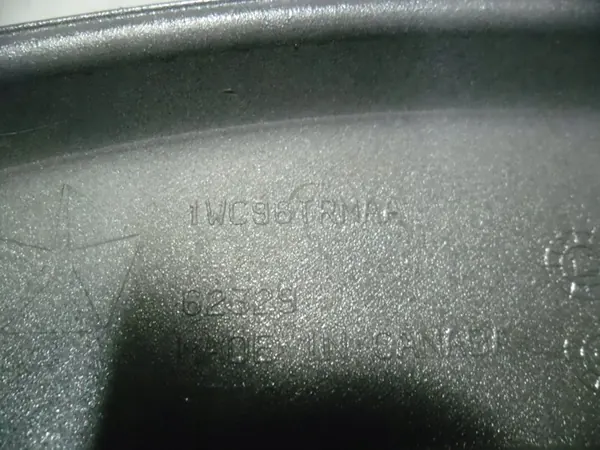 Oikea etulokasuojan lista Jeep Grand Cherokee WK2 image 3