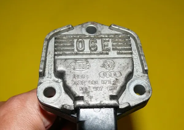 Moottorin öljyn tason anturi Audi A6 C6 3.0 TDI 2004-2008 06E907660 image 2