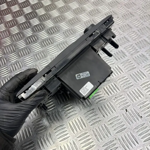 Panel de radio Volvo XC90 OEM 30797250 - Usado image 5