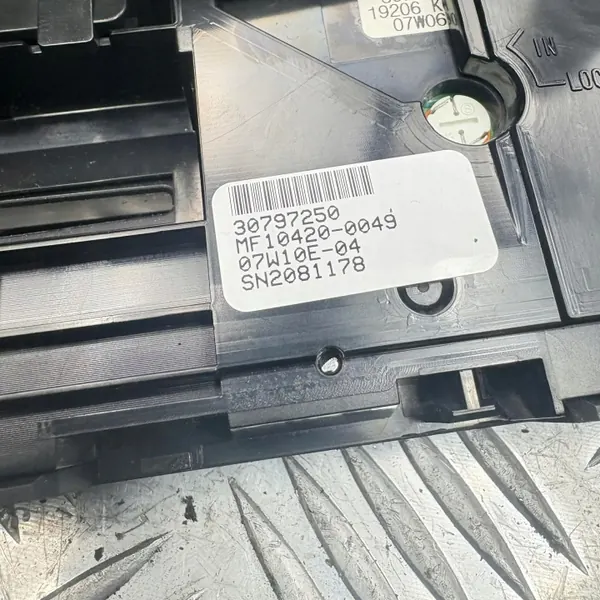 Panel de radio Volvo XC90 OEM 30797250 - Usado image 6